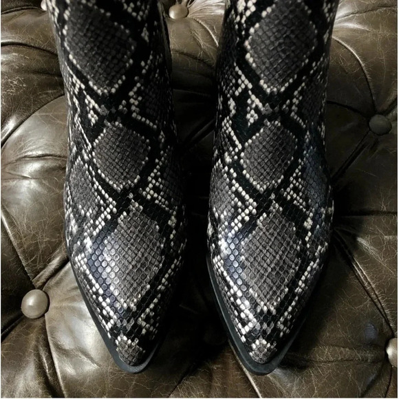 NEW Steve Madden Arrive Grey Snake embossed print Bootie
ARVE011 western point - Picture 12 of 14
